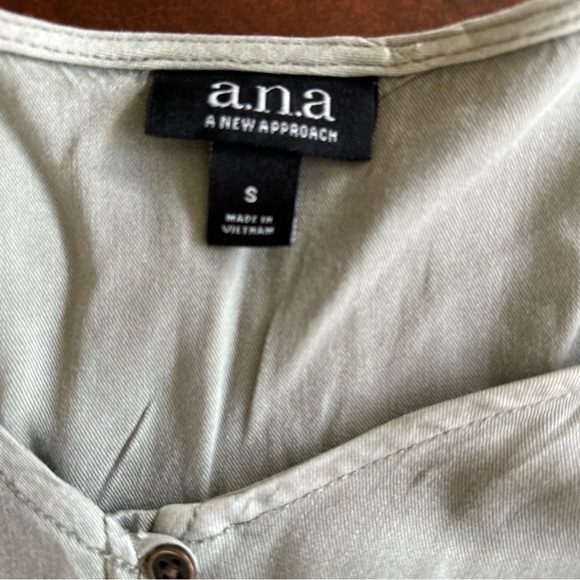 A.n.a. | Olive Green V-Neck Buttoned Tunic Blouse - Picture 7 of 9